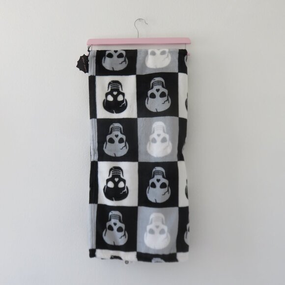 Betsey Johnson Skull Ultra Soft Plush Throw Blanket (50 in x 60in) - Picture 5 of 6